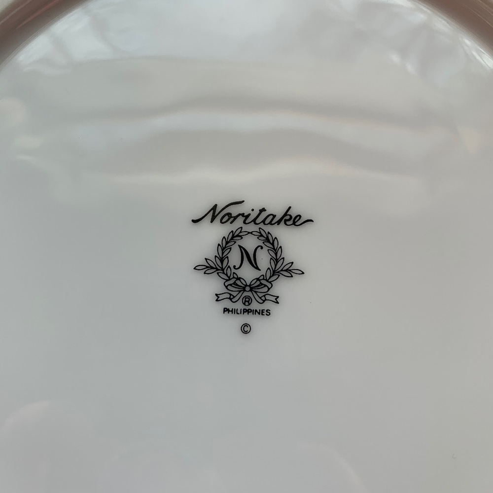 Noritake Christmas Wreath Accent Plate Gold - Picture 4 of 7